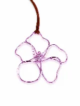 Collar con cordón de cuero marrón y dije de metal moldeado en forma de flor rosada.
