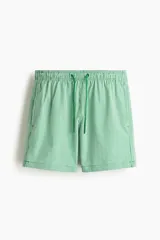 Short de baño a rayas verticales verdes y blancas, con cintura elástica y cordón de ajuste verde.