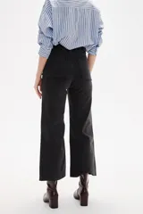 Pantalón de jean de corte ancho y tiro alto, con diseño de pierna recta y acabado en color gris oscuro.