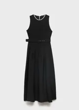 Vestido midi negro sin mangas, con cuello redondo, cinturón con hebilla y falda evasé con pliegues. Presenta cierre lateral con cremallera y botón en la parte posterior.