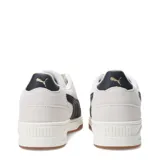 Championes urbanos Puma modelo Shuffle Downtown Sd, confeccionados en gamuza color beige con la icónica franja lateral en cuero sintético negro. Presentan una suela de plataforma en color blanco con base de goma color caramelo.