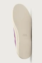 Zapatilla baja de cordones de Fruit of the Loom x Zara, confeccionada en tejido de algodón morado con detalles en tono burdeos y suela de goma blanca con volumen.