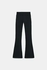 Pantalón de tiro alto color marrón, con cintura elástica y bajo acampanado (flare).