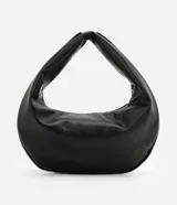 Bolso tipo baguette de formato curvo, confeccionado en poliuretano con acabado que imita el cuero. Presenta una estructura flexible con asa integrada y cierre superior metálico aparente que recorre el contorno.
