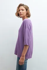 Sweater de punto color lavanda con escote en V y mangas cortas.