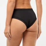 Pack de tres shortys de microfibra, compuestos por una bombacha lisa en color negro y dos con estampado animal print. Todas las prendas cuentan con detalles de encaje negro en la cintura y en las piernas.
