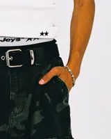 Pulsera de eslabones con acabado plateado envejecido, compuesta por dijes en forma de estrella y piedras blancas engastadas en marcos circulares. Incluye un cierre de mosquetón.