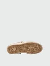 Zapatillas Golden Goose modelo Ballstar, confeccionadas en gamuza con acabado brillante, forradas en corderito. Presentan cordones gruesos en tonos tierra, detalle de estrella lateral y suela con efecto desgastado.