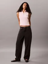 Musculosa Calvin Klein de corte slim y cuello perkins con cierre frontal. Confeccionada en punto de canalé fino, presenta una etiqueta tejida con el logo de la marca en el pecho.