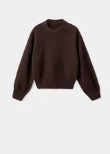 Jersey de punto grueso marrón con cuello redondo, diseño oversize y manga larga.