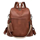 Mochila de cuero sintético color marrón, con compartimento principal con cierre, bolsillo frontal con cierre horizontal y bolsillo lateral vertical con cierre.