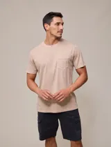 Remera de algodón con efecto lavado, cuello redondo y bolsillo frontal en el pecho.