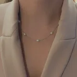 Gargantilla de plata 925 con perlas de río blancas. La cadena mide 45cm de largo y 1.3mm de ancho. Las perlas miden 6.5mm de largo y 5mm de ancho.