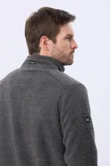 Campera de polar texturado grueso con interior de micropolar, cuello alto y cierre frontal. Cuenta con bolsillos laterales con cierre y un bolsillo vertical en el pecho.