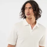 Remera polo de piqué de algodón en color beige, con cuello camisero y cierre frontal de botones.