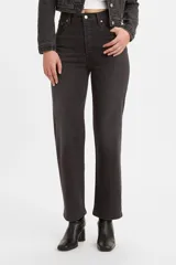 Pantalón de jean de tiro alto color negro, corte recto y largo al tobillo. Modelo Ribcage Straight Ankle de Levi's.