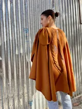 Capa color marrón con apliques de cuero y tejido de punto en lana.