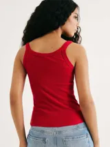 Musculosa de tejido acanalado gris, con escote redondo y corte ajustado al cuerpo.