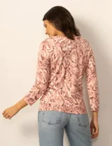 Cardigan de punto con estampado de mariposas en tonos grises y blancos. Presenta cuello redondo, cierre frontal con botones y mangas tres cuartos con puños acanalados.