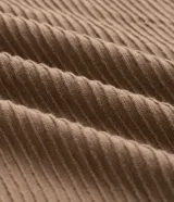 Polo de manga corta para hombre confeccionado en tricot liviano de algodón con textura acanalada, cuello polo estructurado y cierre frontal parcial.
