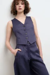 Bermuda color verde oliva de lino, con pinzas y bolsillos laterales.