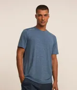 Remera deportiva de manga corta con cuello redondo, confeccionada en tejido técnico con tecnología Dry para mayor transpirabilidad y evaporación del sudor. Presenta un diseño básico con detalles reflectantes.
