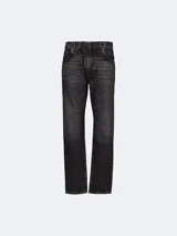 Jeans Balmain de corte regular fit, confeccionados en denim de algodón con lavado desgastado en tono gris oscuro. Presentan diseño de cinco bolsillos, cierre frontal con botones y costuras reforzadas.