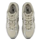 Championes New Balance 740 de color beige, con parte superior de malla transpirable, superposiciones sintéticas, el logotipo 'N' en negro en el lateral y entresuela ABZORB amortiguada.