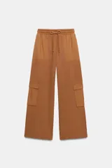 Pantalón cargo de tiro medio con cintura elástica ajustable mediante cordones. Presenta un diseño de pierna recta con combinación de tejidos a tono y bolsillos laterales de plastrón con solapa.