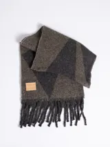 Bufanda de lana con diseño geométrico en tonos gris y marrón, con flecos en los extremos y etiqueta de marca cosida.