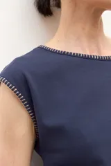Remera sin mangas color ciruela, con cuello redondo y bordado en el borde del cuello y las sisas.