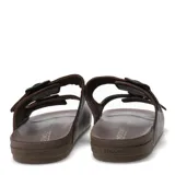 Sandalias de hombre con diseño de doble tira ajustable mediante hebillas metálicas negras. Presentan una base ergonómica y texturizada en color marrón oscuro.