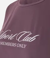Musculosa deportiva color borgoña/ciruela, corte machão cropped, con cuello redondo y estampado frontal en blanco con tipografía cursiva que dice "Sport Club Members Only".