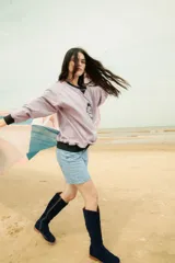 Bermuda de jean color celeste claro, de corte recto y largo hasta la rodilla.