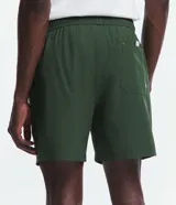 Bermuda masculina marca Marfinno de color verde militar, confeccionada en tejido plano de poliéster y elastano de secado rápido. Posee cintura elástica con cordón de ajuste y un bolsillo trasero.