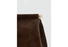 Bolso tipo sobre de cuero vacuno color marrón oscuro, con diseño minimalista y cierre superior.
