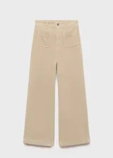 Pantalón tipo culotte de pana, color beige, con tiro alto, cierre de cremallera y botón, y bolsillos de parche delanteros y traseros.