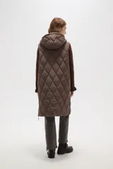 Chaleco largo acolchado color marrón, con diseño de rombos, cierre frontal completo y capucha ajustable con cordones.