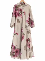 Vestido largo beige con estampado floral en tonos rosados, corte camisero con cuello camisero, escote en V con botones frontales y mangas largas.