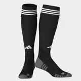 Medias de fútbol Adidas Adi26 de caña alta, color negro con detalles en gris en puntera y talón, y las tres tiras blancas características en el puño superior. Incluyen el logo de la marca en blanco y zonas de malla elástica para mayor transpirabilidad.