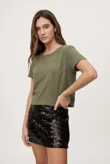 Remera corta verde militar de algodón, con cuello redondo, manga corta y calce relajado.
