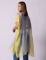 Kimono Barrington con estampado de rayas horizontales en tonos azul, rosa y dorado.