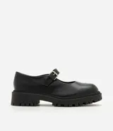 Zapato estilo Mary Jane de la marca Satinato, color negro, confeccionado en poliuretano con suela tractorada de goma, punta redonda y tira en el empeine con hebilla metálica ajustable.
