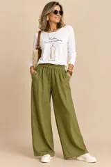 Pantalon de lino color beige, de corte ancho con cintura elastizada.