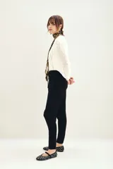 Pantalón estilo babucha color negro con elástico en la cintura y cordón ajustable, bolsillos diagonales en el frente y falsos bolsillos ojal en la espalda.