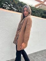 Saco abierto de tejido de punto color camel, con mangas largas abullonadas y diseño holgado sin botones.