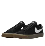 Championes Nike SB Zoom Blazer Low Pro GT, color negro con el swoosh en blanco y suela de goma translúcida.
