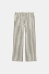 Pantalón de tiro medio con diseño de rayas verticales, confeccionado en mezcla de viscosa. Presenta cintura elástica ajustable con cordones, bolsillos laterales ocultos y pierna recta con bajo ajustable mediante botón.