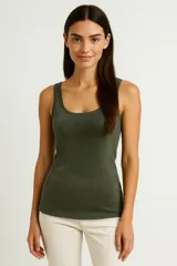 Musculosa de algodón y elastano de corte ajustado, color verde militar, con escote redondo profundo y diseño acanalado.