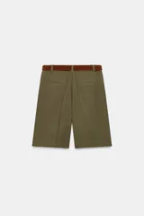 Bermuda fluida color verde militar con pinzas delanteras, tiro medio y trabillas en la cintura. Incluye un cinturón marrón de gamuza con hebilla metálica dorada.
